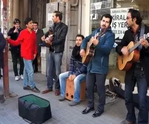 آواز خیابانی؛ ببینید بخاطر اجرای آهنگ دل دیوانه ملت مثل مور و ملخ ریختن و کف میزنن!