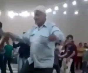 آواز احساسی؛ پیرمرد با عصا همه رو میزنه که خودش با آهنگ یه حلقه طلایی برقصه