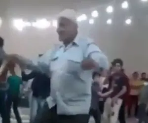 آواز احساسی؛ پیرمرد با عصا همه رو میزنه که خودش با آهنگ یه حلقه طلایی برقصه