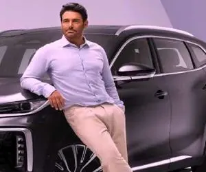 آواز احساسی؛ گلزار تو ماشین لاکچریش آهنگ ریتمی خوند و سلفی گرفت آیسان چه شادی کنه