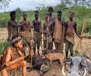 کباب گراز؛ بربرهای برهنه گراز وحشیو زنده تو آبجوش انداختن هنو نپخت نیش کشیدن