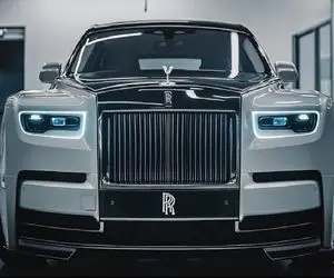 ماشین لوکس؛ بزرگترین رولزرویس جهان با موتور 6 سیلندر از چرم گاو نر ساخته شده