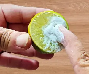 ترفندهای خانه داری؛ خمیردندون رو روی لیمو بمالید ... تمام