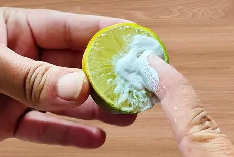 ترفندهای خانه داری؛ خمیردندون رو روی لیمو بمالید ... تمام