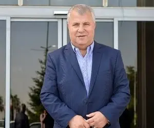 (عکس) اهدا پیراهن تیم ملی فوتبال به رئیس جمهور توسط اسطوره پرسپولیس