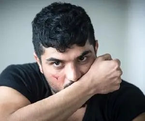 عکس سینا مهراد با شلوارک در حال خوشگذرانی در جنگل!