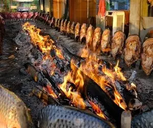 غذای خیابانی؛ ببینید این عراقی ها چجوری تو پیاده رو ماهی رو کباب می کنن اونم رو آتیش