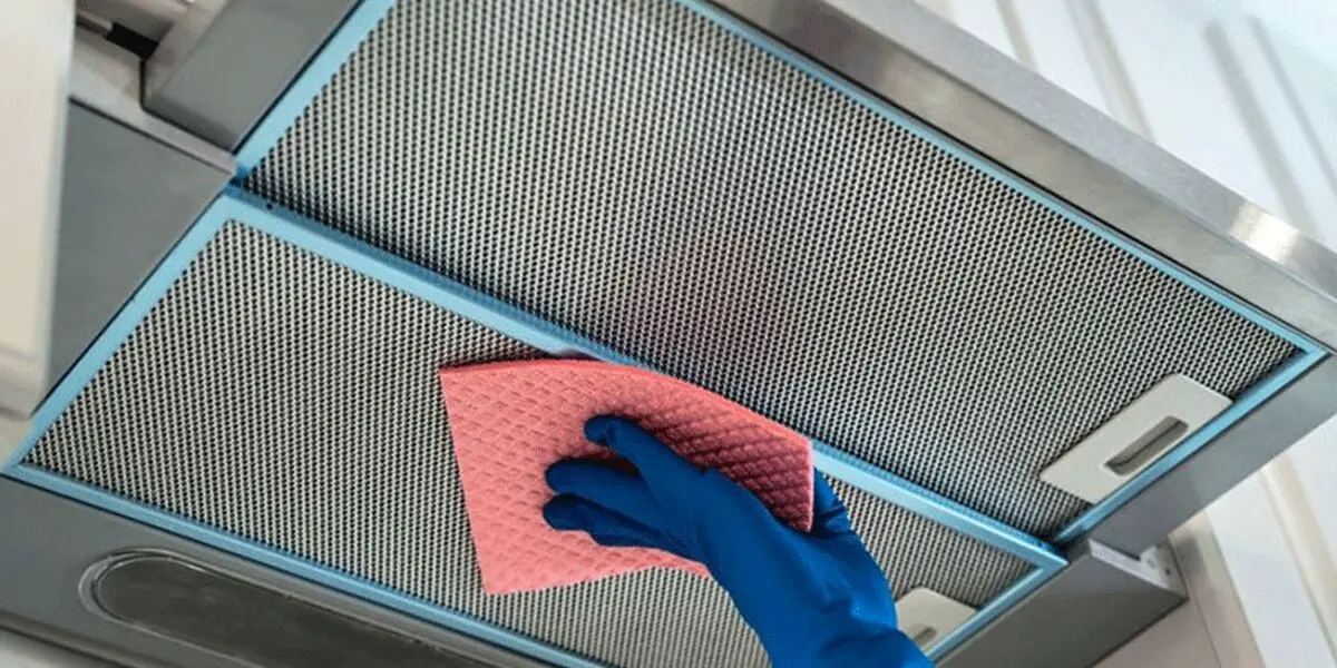 Cleaning-the-kitchen-hood2