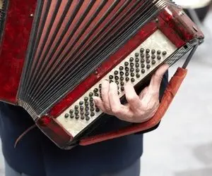 آواز خیابانی؛  دوره گردی رو ببینید که با ساز آکاردئون آهنگ سنگ تراش آغاسی رو ترکوند!