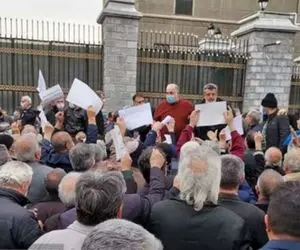 تجمع بازنشستگان کارگری مقابل مجلس/ هنوز دریافتی‌مان نصف خط فقر است!