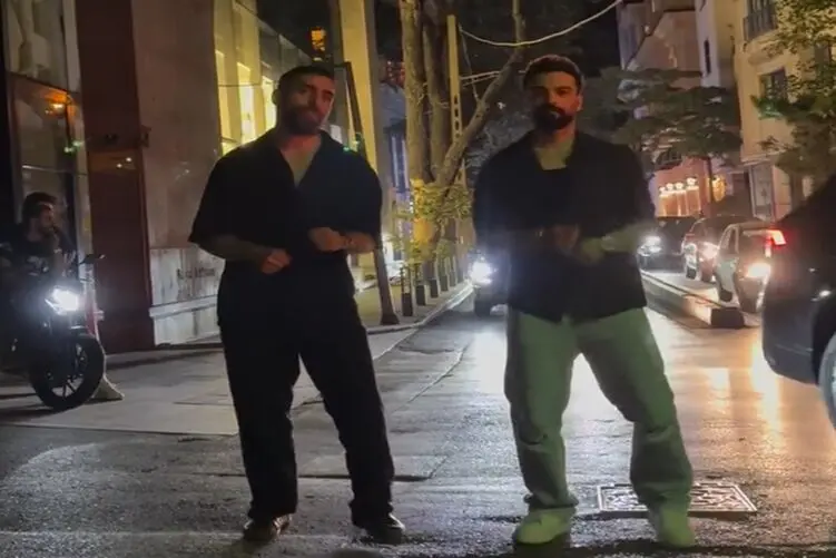 دو پسر بیخیال غم دنیا با رقصشان خیابان فرشته تهران را بستند/ راننده‌ها متعجب ماندند