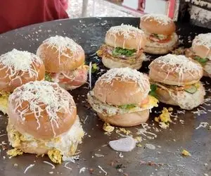 برگر خوشمزه خیابانی؛ آقاهه رو گاری برگر میده با تاپینگ تخم مرغ از مک دونالد خوشمزه تر