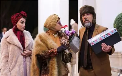 سکانس شاد/مینا و چمچاره با لباسی پلنگی و خز رفتن مهمونی اعیونی/مینا شات آپش میکنه