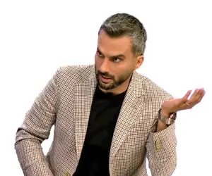 مهمان میثاقی وسط برنامه زنده مسی رو به یه چیز منشوری تشبیه کرد