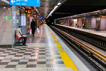 ویدیو محبت پدر زباله گرد به فرزندش تو مترو که حسابی دیده شد