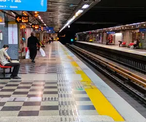 ویدیو محبت پدر زباله گرد به فرزندش تو مترو که حسابی دیده شد