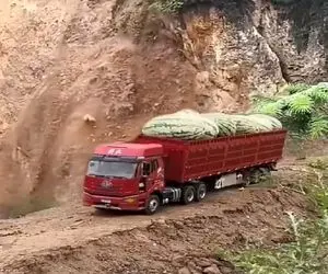 معماری طبیعت؛ راننده شوماخره کوه داره میریزه انقد با مهارت روند هندونه ها تکون نخوردن