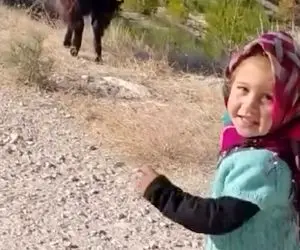 آواز محلی؛ پدر چوپان برای دختر چوپانش جینقلی قیزیم میخونه دخترک رقص کنان راه میره