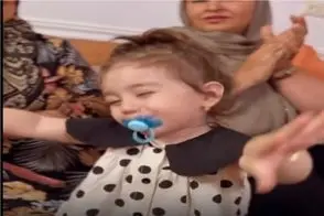 آواز شاد؛ دختربچه قد پلانکتون تولد ننجونش یجور میرقصه ترکیب ناز و اداش با پستونک قنده