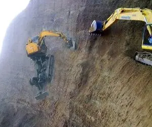 تجهیزات سنگین؛ مهارت اپراتور بیل مکانیکی در کنترل شگفت‌انگیز ماشین‌آلات میلیاردی