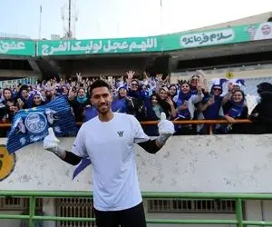 عکس یادگاری دروازه‌بان استقلال با دختران استقلالی