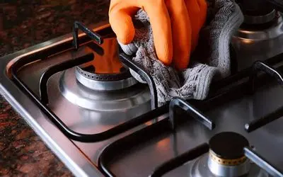 ترفندهای خانگی؛ بهترین روش تمیز کردن و برق انداختن گاز مرحله به مرحله