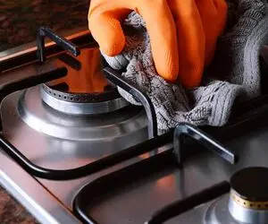 ترفندهای خانگی؛ بهترین روش تمیز کردن و برق انداختن گاز مرحله به مرحله