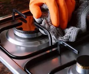 ترفندهای خانگی؛ بهترین روش تمیز کردن و برق انداختن گاز مرحله به مرحله