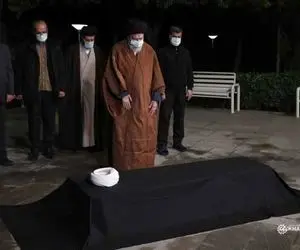 (عکس) نماز رهبر انقلاب بر پیکر آیت‌الله مصباح یزدی