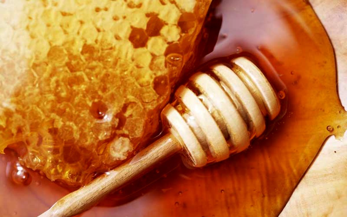 Raw-honey-and-dipper-1080x675