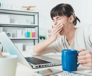 پشت میز کار خود خواب آلود می شوید؟ راه حل را ما به شما می گوییم!