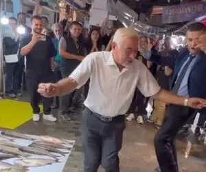 آواز شاد؛ صادق بوقی با رقصش بلایی سر مرد کت شلواری آورد که زد سیم آخر با پاش گیتا زد