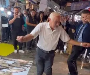 آواز شاد؛ صادق بوقی با رقصش بلایی سر مرد کت شلواری آورد که زد سیم آخر با پاش گیتا زد