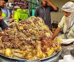 غذای خیابانی؛ پیرمرد ریش سفید تو محله فقیر پلو گوشت اعیونی میپزه خوشمزگی ازش میچکه