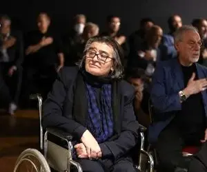 آواز اصیل؛ رضا رویگری رو ویلچر و تو سالمندان آهنگ ایران خوند بنازم صدا تو پیری هم توپ