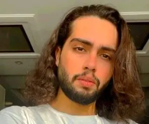 آواز هنرمندانه؛ حامیم خوشتیپ کرده تو کنسرتش میاد وسط یه دور میرقصه چه جیغی میزنن ملت