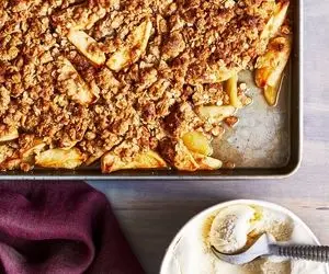 با سیب و جو دو سر یه دسر پاییزی درست کن که انگشتاتم بخوری باهاش؛ خرچ خرچ صدا میده