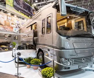 خانه متحرک ؛ اتوبوس 150 میلیاردی با گاراژ سوپر لوکس تو دلش / از هتل 5 ستاره مجهز تره!