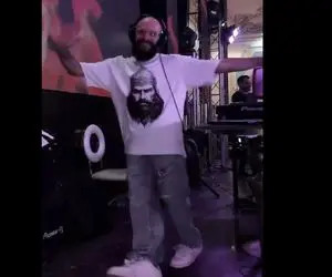 سکانس شاد/رقص آذری خواننده در تالار که کلی وایرال شده و طرفدار پیدا کرده 