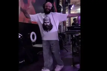 سکانس شاد/رقص آذری خواننده در تالار که کلی وایرال شده و طرفدار پیدا کرده 