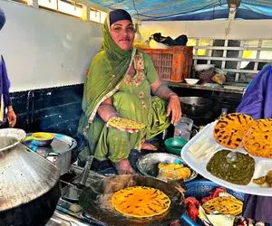 غذای خیابانی؛ طعام جذابی که این آقای پر ریش هندی با همسر جوانش کنار جاده میده به مردم