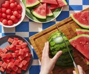 ترفند های خانه داری؛ میخوای جلو فامیل شوهر پز بدی؟ هندونه شب یلدا رو اینجوری برش بزن
