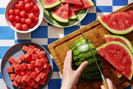 ترفند های خانه داری؛ میخوای جلو فامیل شوهر پز بدی؟ هندونه شب یلدا رو اینجوری برش بزن