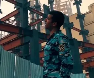 آواز پر احساس؛ سرباز گنگ با لباس ارتش تو هوای بارونی تهران زد زیر آواز و بهشتی خوند