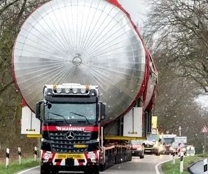 ابزارآلات غول پیکر؛ هجده چرخ پهن پیکری که داره یه کوه عظیم رو جا به جا میکنه