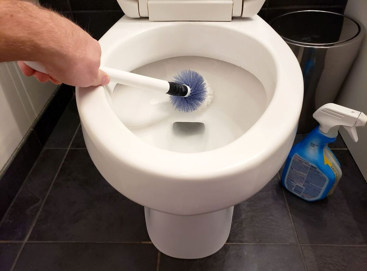 تمیز کردن توالت فرنگی