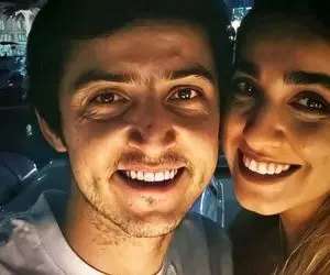 عکس جدید سردار آزمون با دختری در آغوشش؛ کمی منشوری!