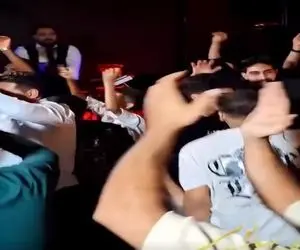 آواز بلرزون؛ خواننده اینه بقیه اداشو درمیارن انقد هیجانی میخونه همه وسطن