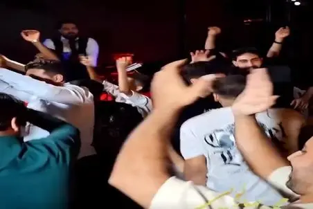 آواز بلرزون؛ خواننده اینه بقیه اداشو درمیارن انقد هیجانی میخونه همه وسطن