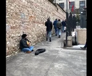 آواز خیابانی؛ ببینید آقایی که کلاه کشیده سرش چه خفن آهنگ عشقت نمیره رضا صادقیو میخونه